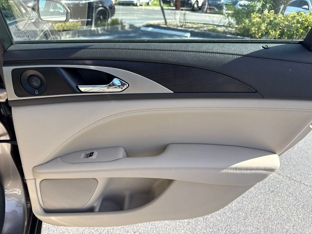 Used 2019  Lincoln Reserve I image 15