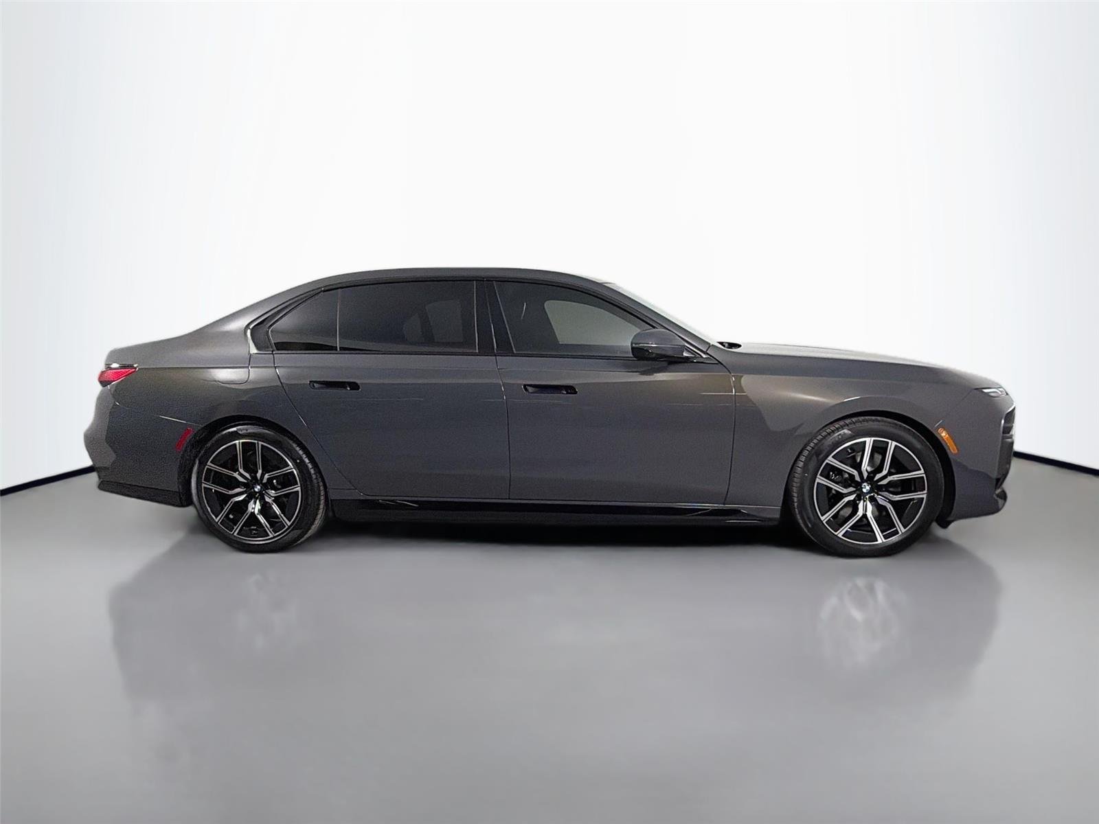 New 2026 Dravit Grey Metallic BMW 750e xDrive image 7