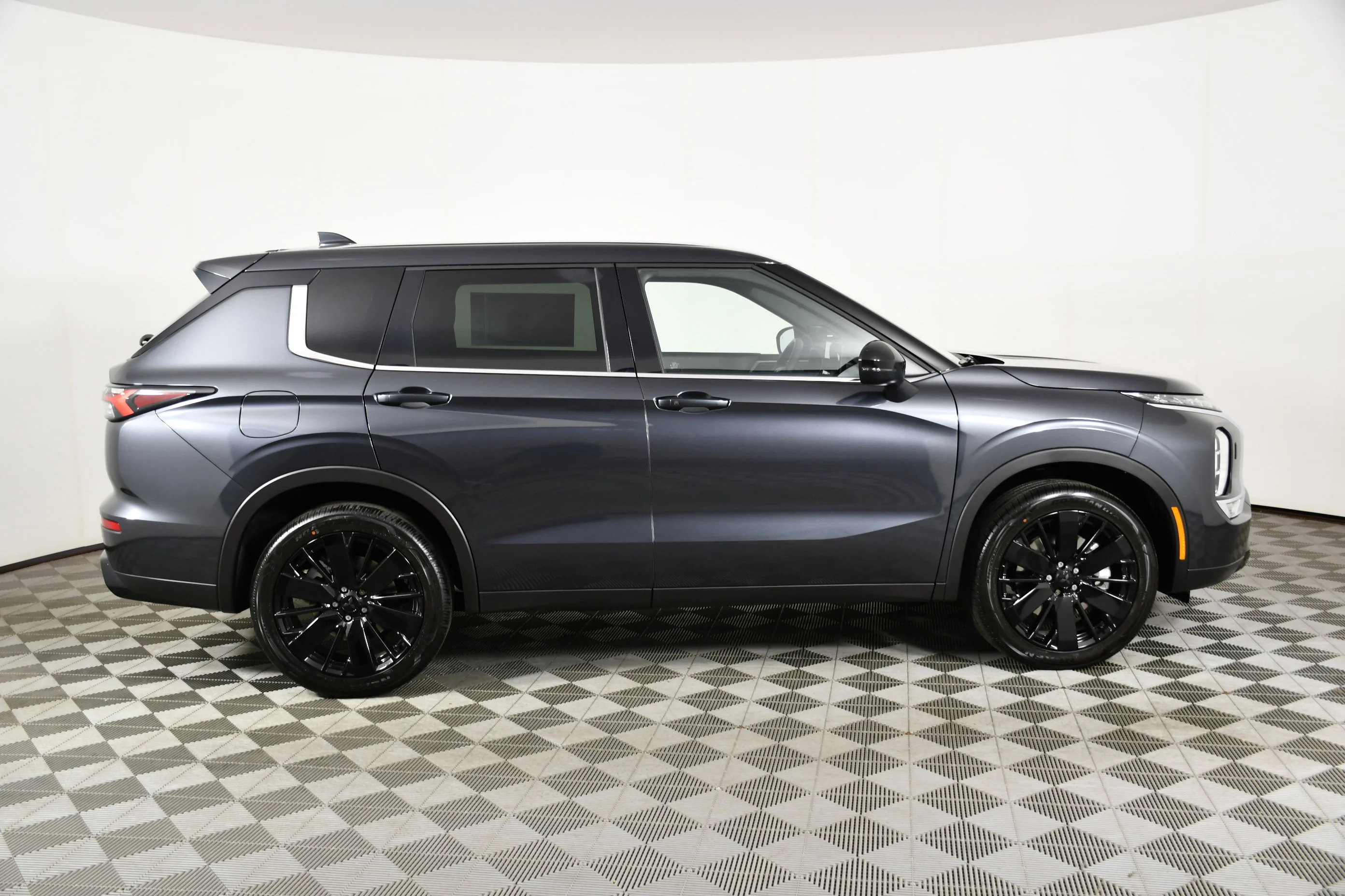 New 2026 Graphite Gray Mitsubishi LE image 5