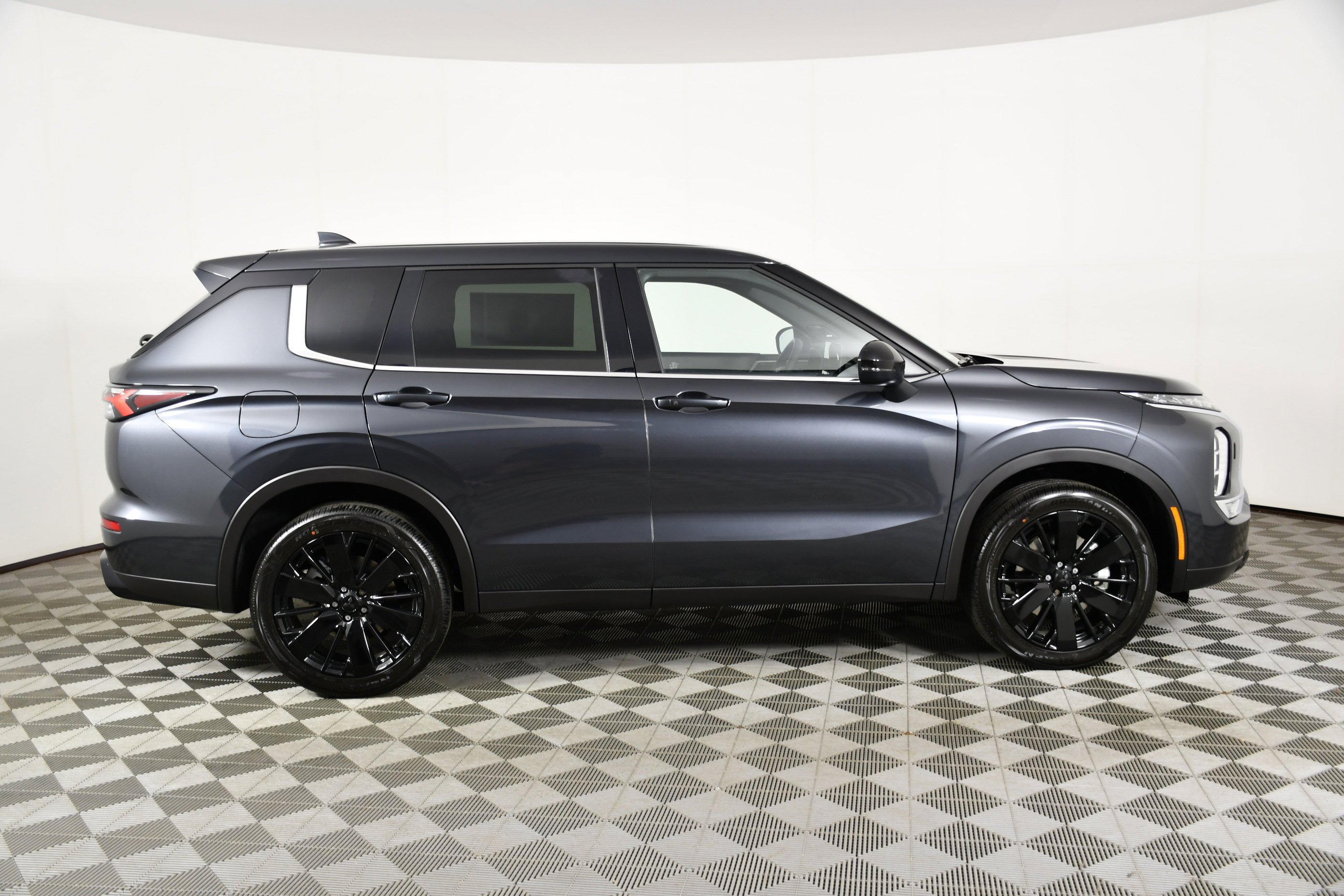 New 2026 Graphite Gray Mitsubishi LE image 5