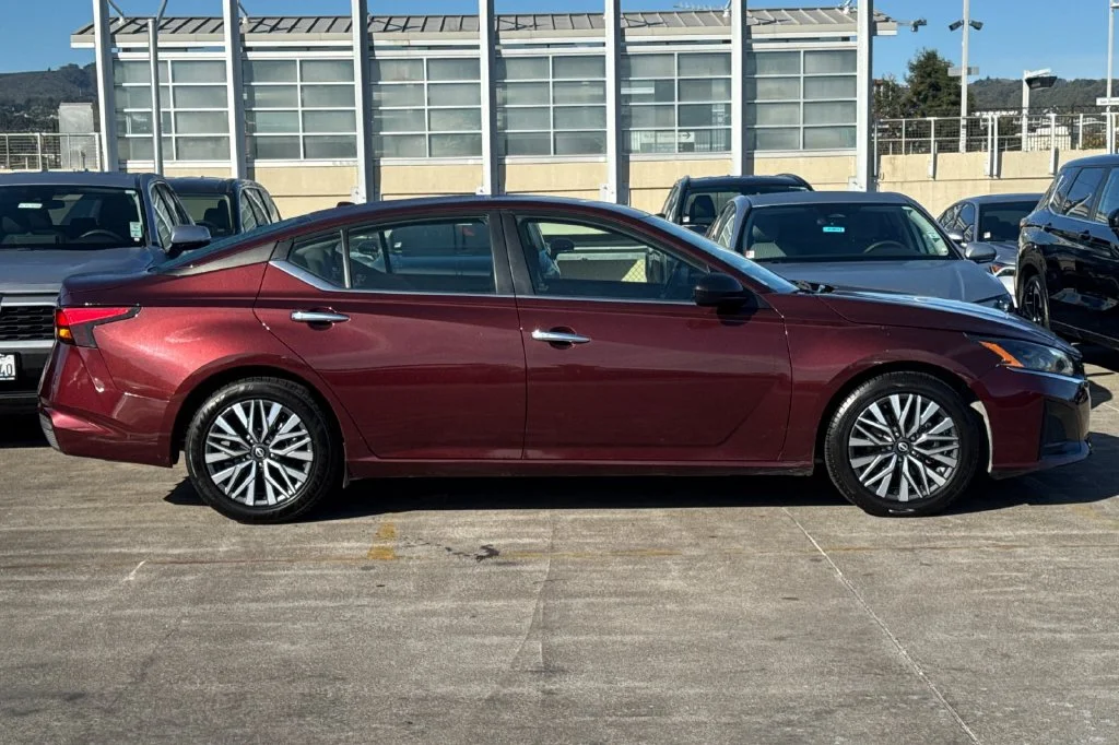 Used 2024 Garnet Pearl Nissan 2.5 SV image 3