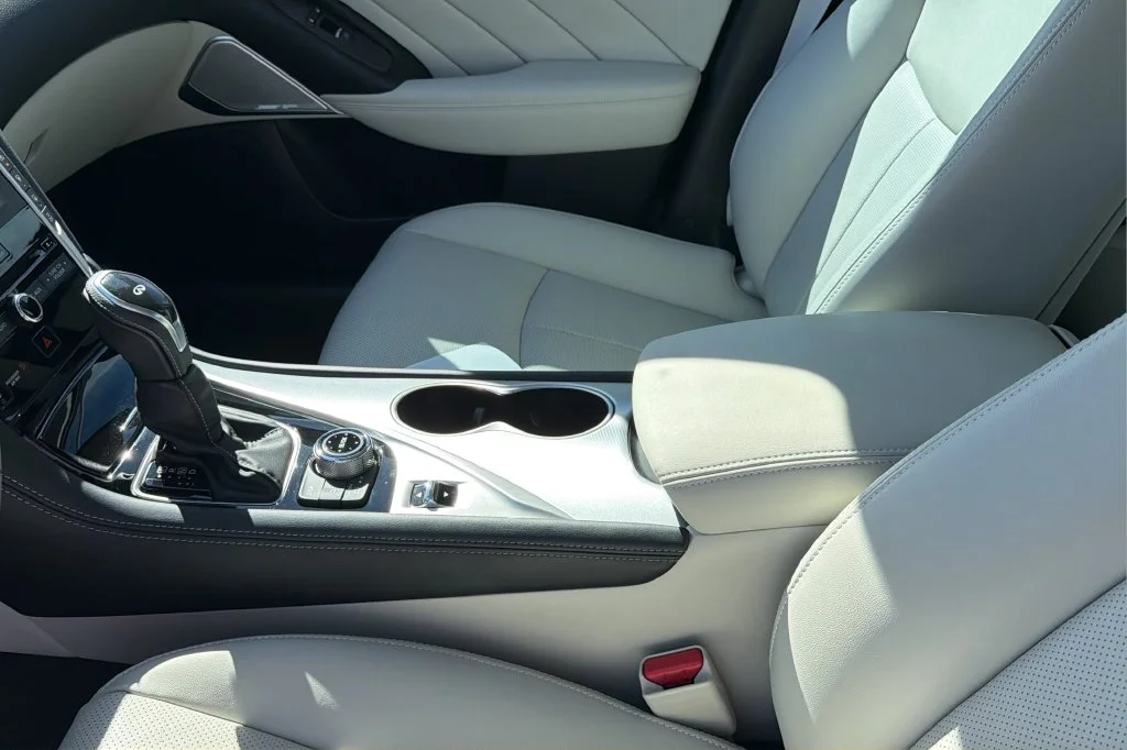 Used 2023 White INFINITI LUXE image 32