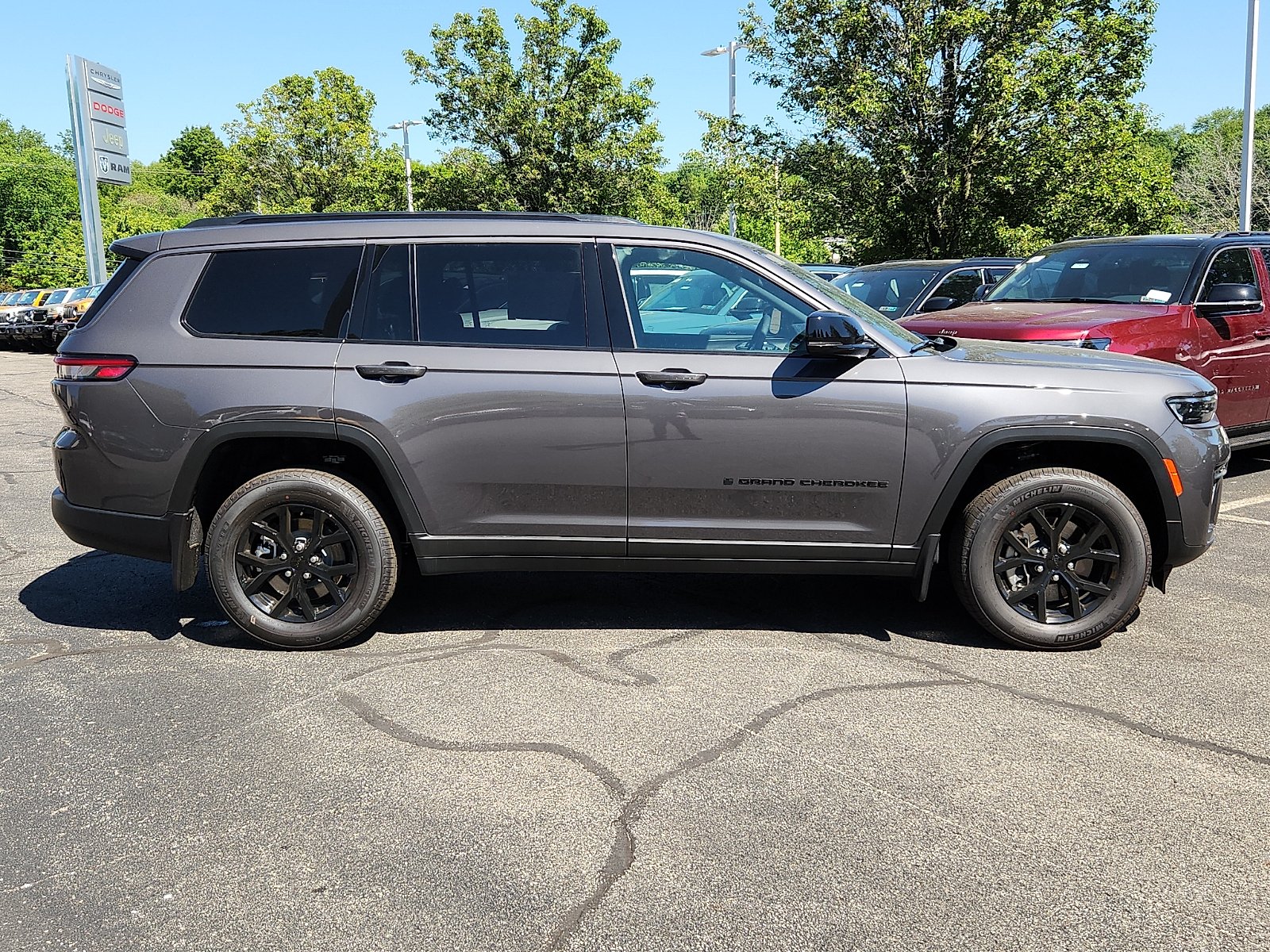 New 2026 Baltic Gray Metallic Clear-Coat Exterior Paint Jeep Altitude 4x4 image 7