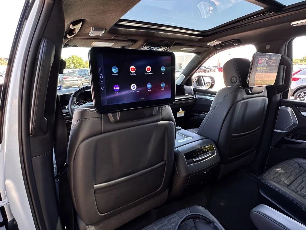 Used 2025 White Cadillac V-Series image 23