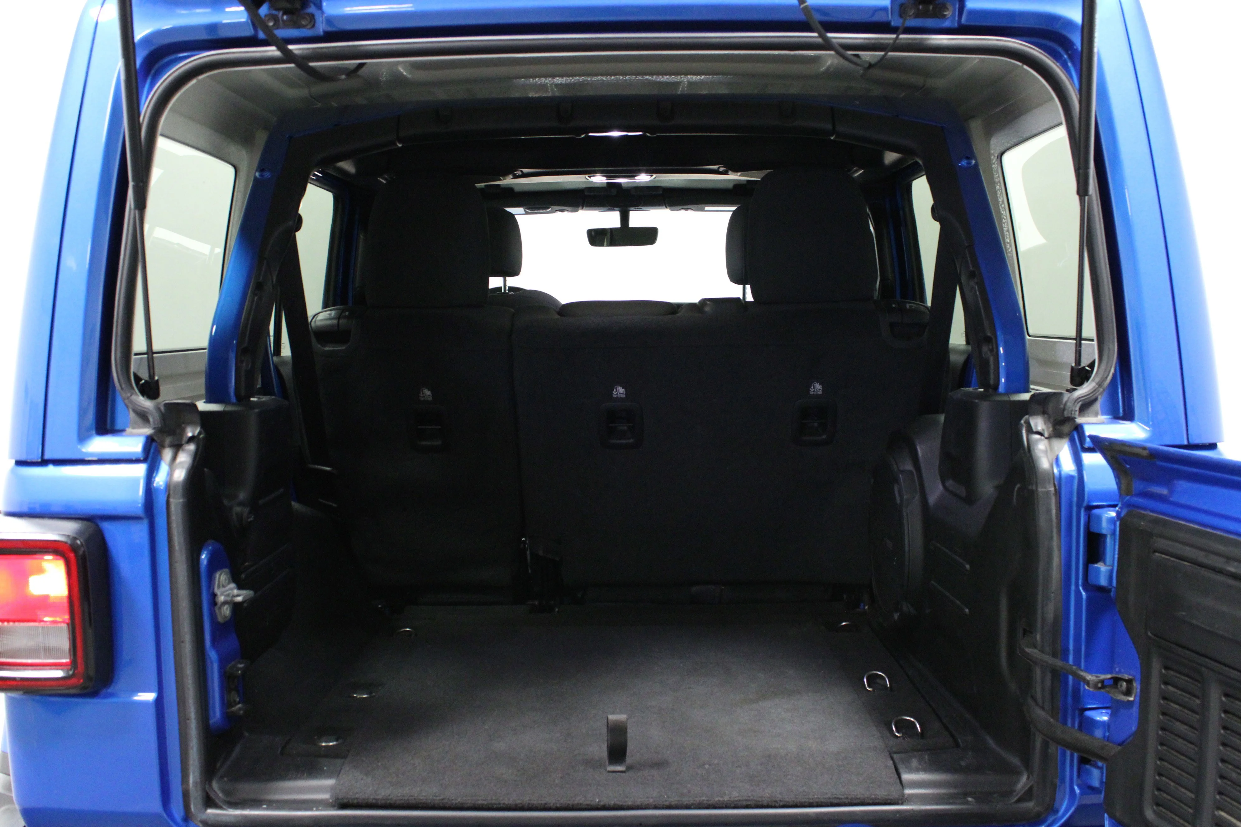Used 2023 Hydro Blue Pearlcoat Jeep Sahara image 14