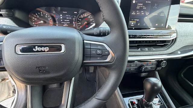 Used 2025 White Jeep Latitude image 28