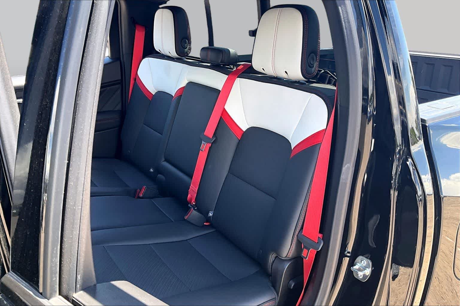 Used 2026 Onyx Black GMC 4WD AT4X image 17