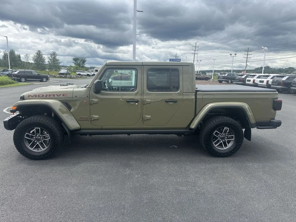 Used 2025 Green Jeep Mojave image 5