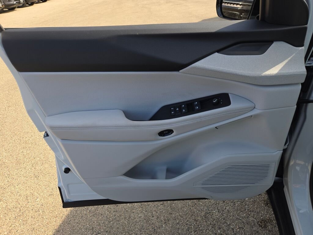 New 2026 Bright White Clear-Coat Exterior Paint Jeep Laredo image 18