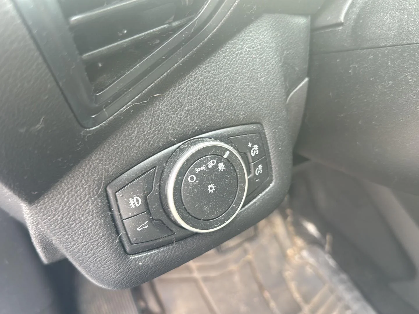Used 2019 Oxford White Ford SE image 12