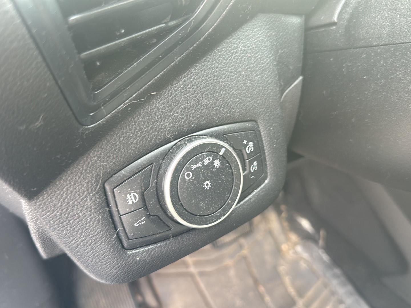 Used 2019 Oxford White Ford SE image 12
