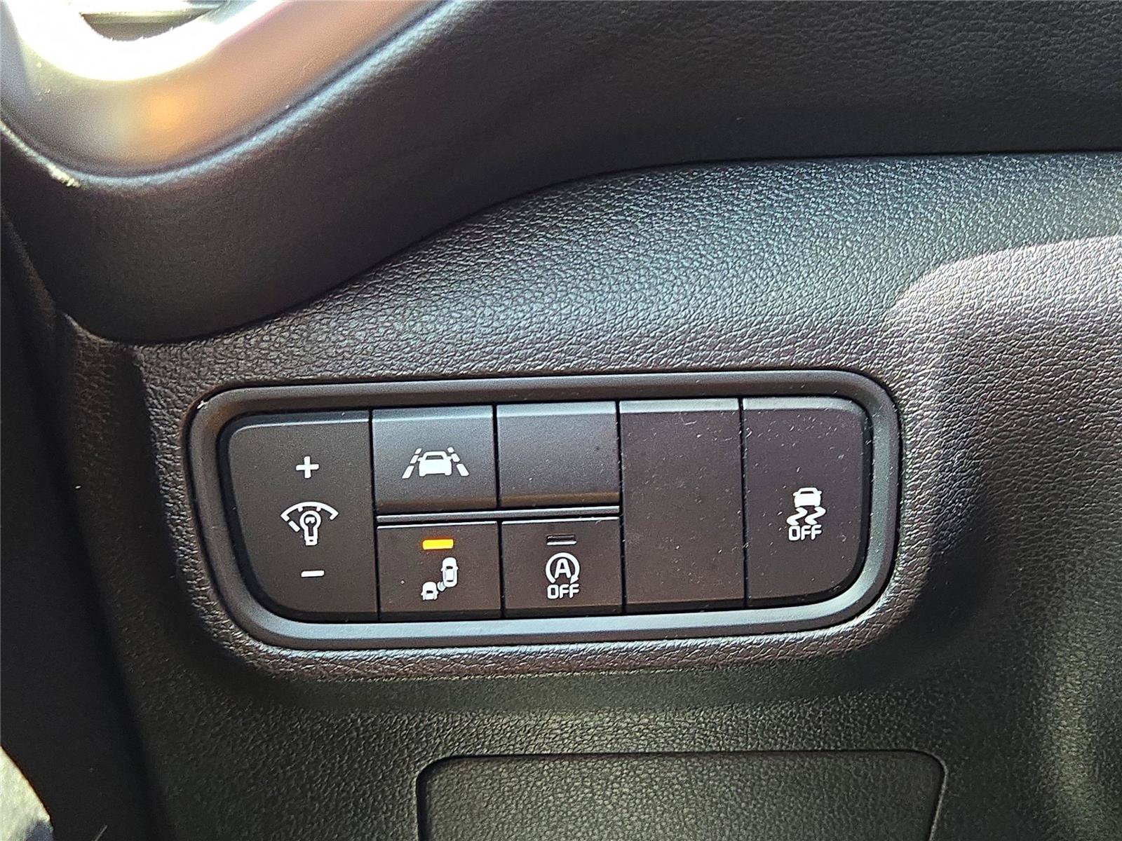 Used 2020 White Kia S image 20