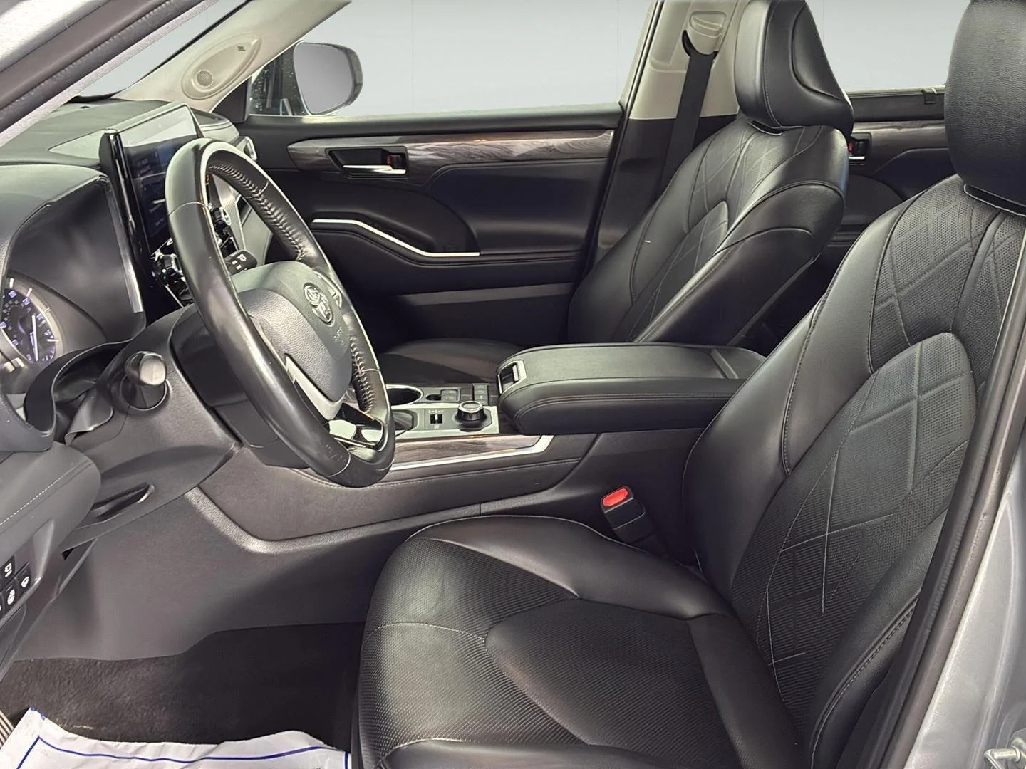 Used 2022 Celestial Silver Metallic Toyota Platinum image 25