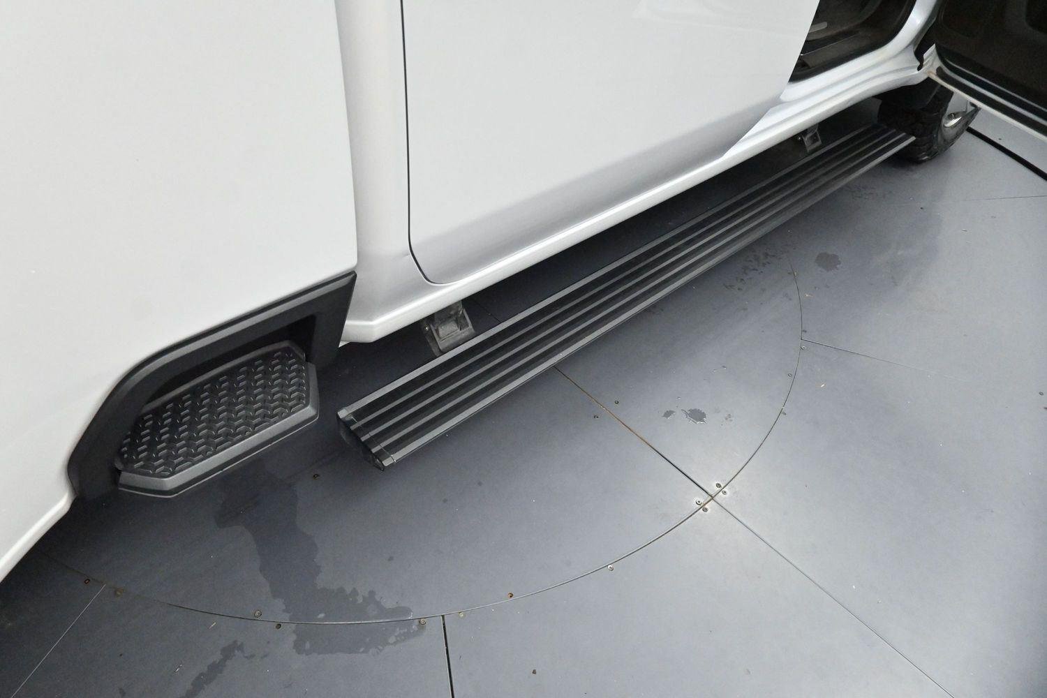 Used 2022 White Frost Tricoat GMC Denali image 17