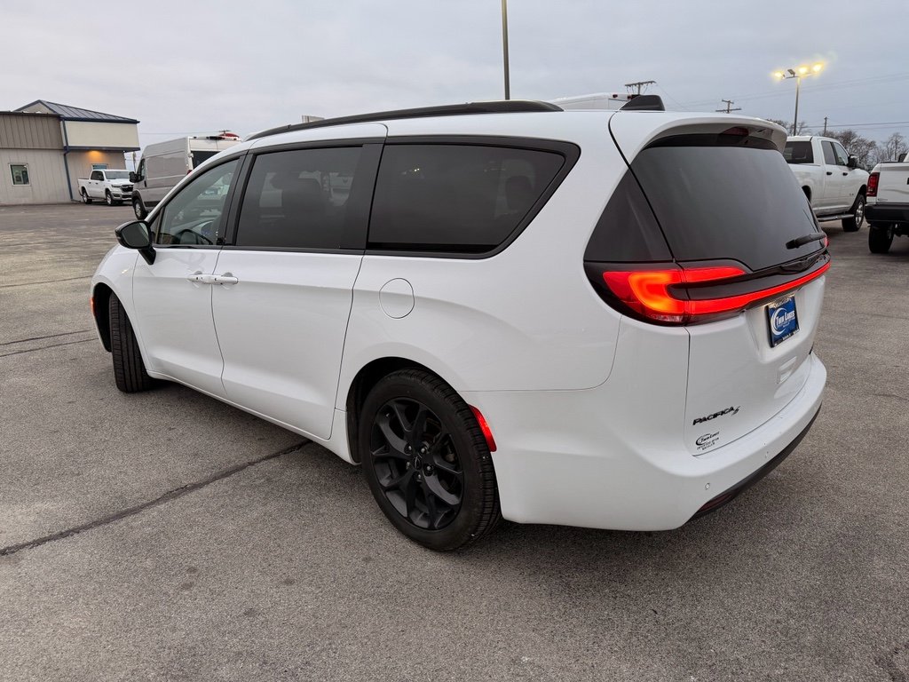 Used 2025 Bright White Clearcoat Chrysler Limited image 8