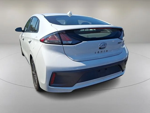 Used 2020 White Hyundai SE image 7