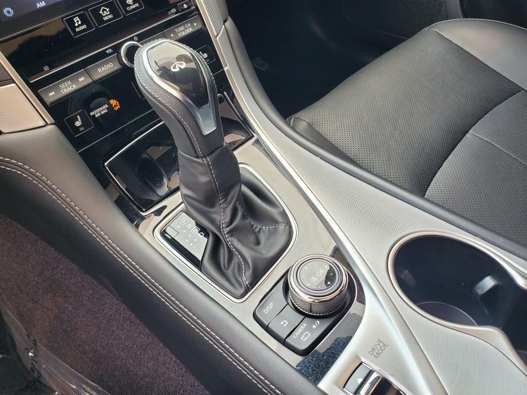 Used 2023 White INFINITI LUXE image 31