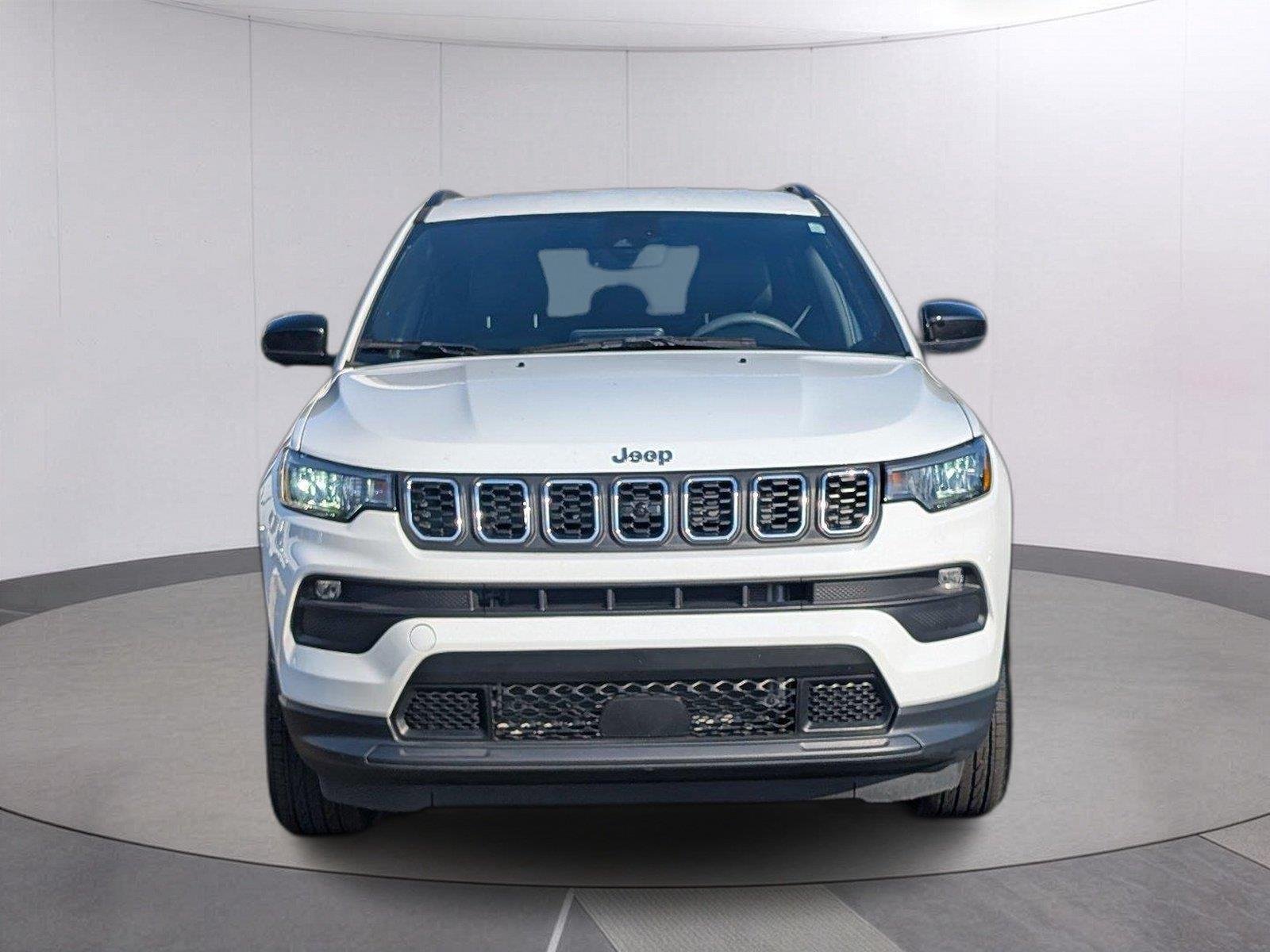 Used 2025 Bright White Clearcoat Jeep Latitude image 10