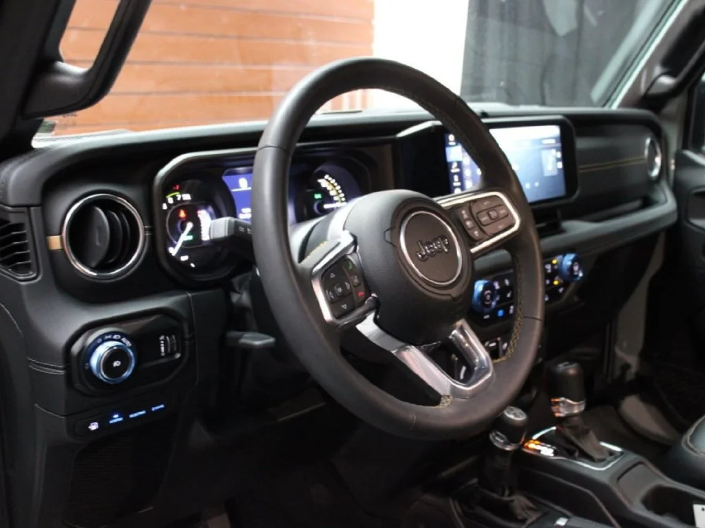 Used 2024 Earl Clearcoat Jeep Sahara 4xe image 12