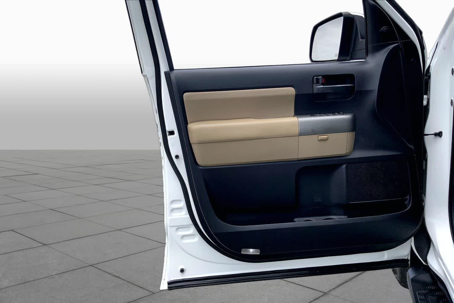 Used 2015 Super White Toyota SR5 image 21