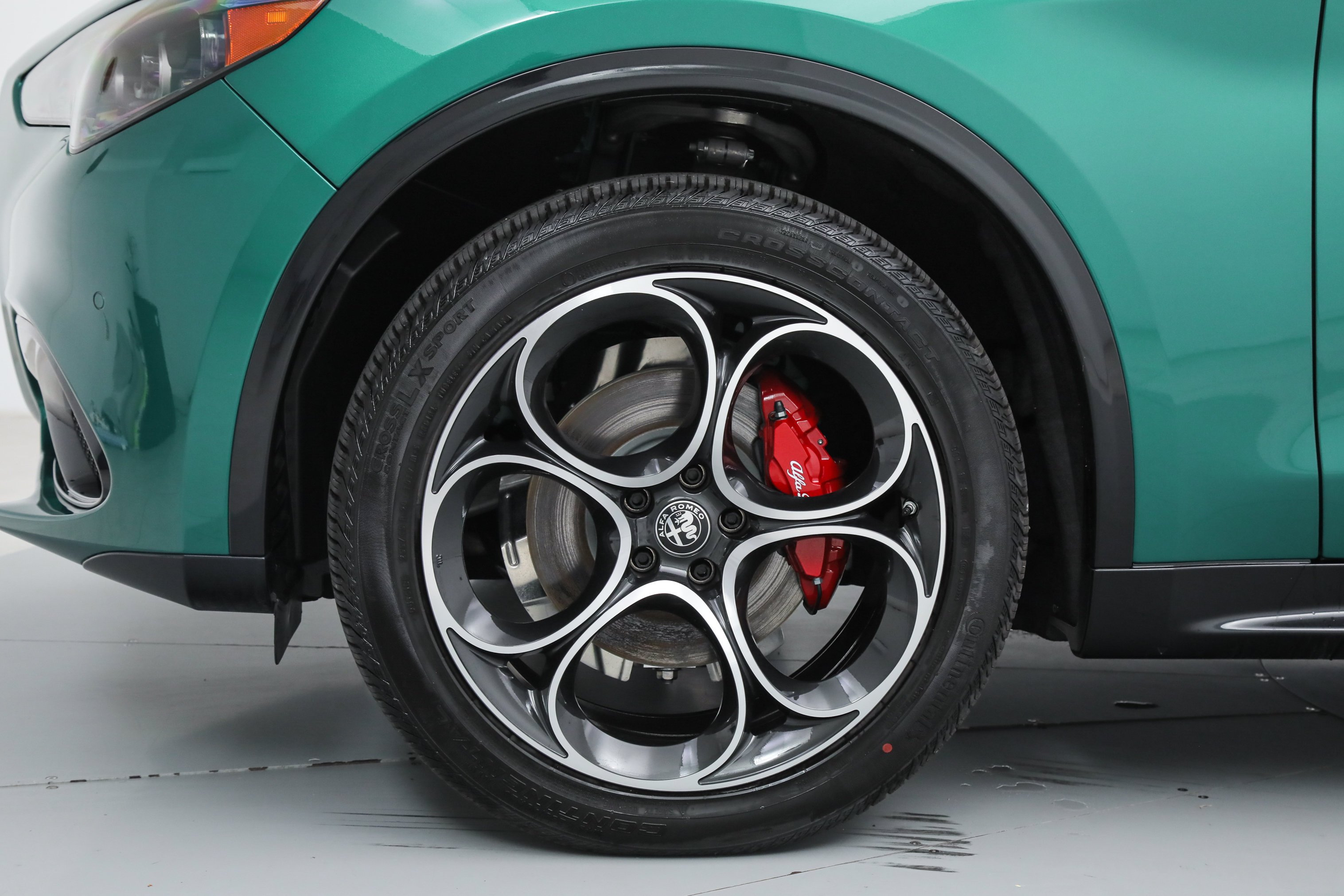 New 2026 Verde (Green) Fangio Metallic Exterior Paint Alfa Romeo  image 17