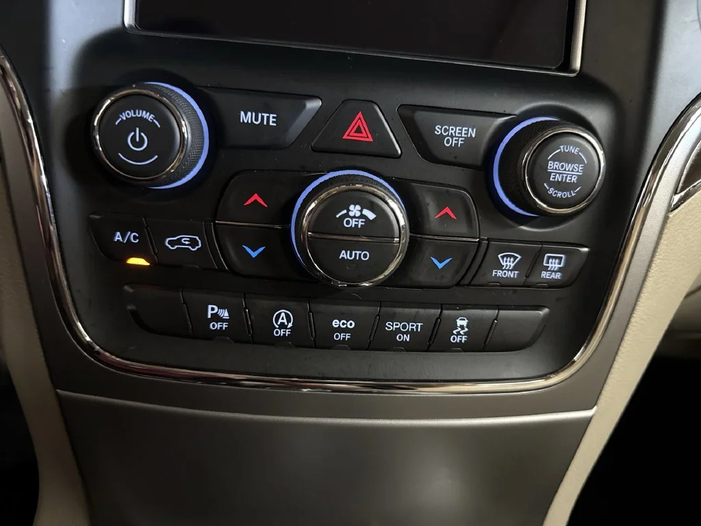 Used 2018 Velvet Jeep Limited image 27