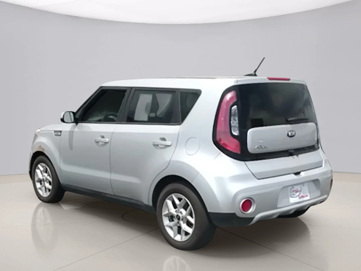 Used 2018 Silver Kia  image 3
