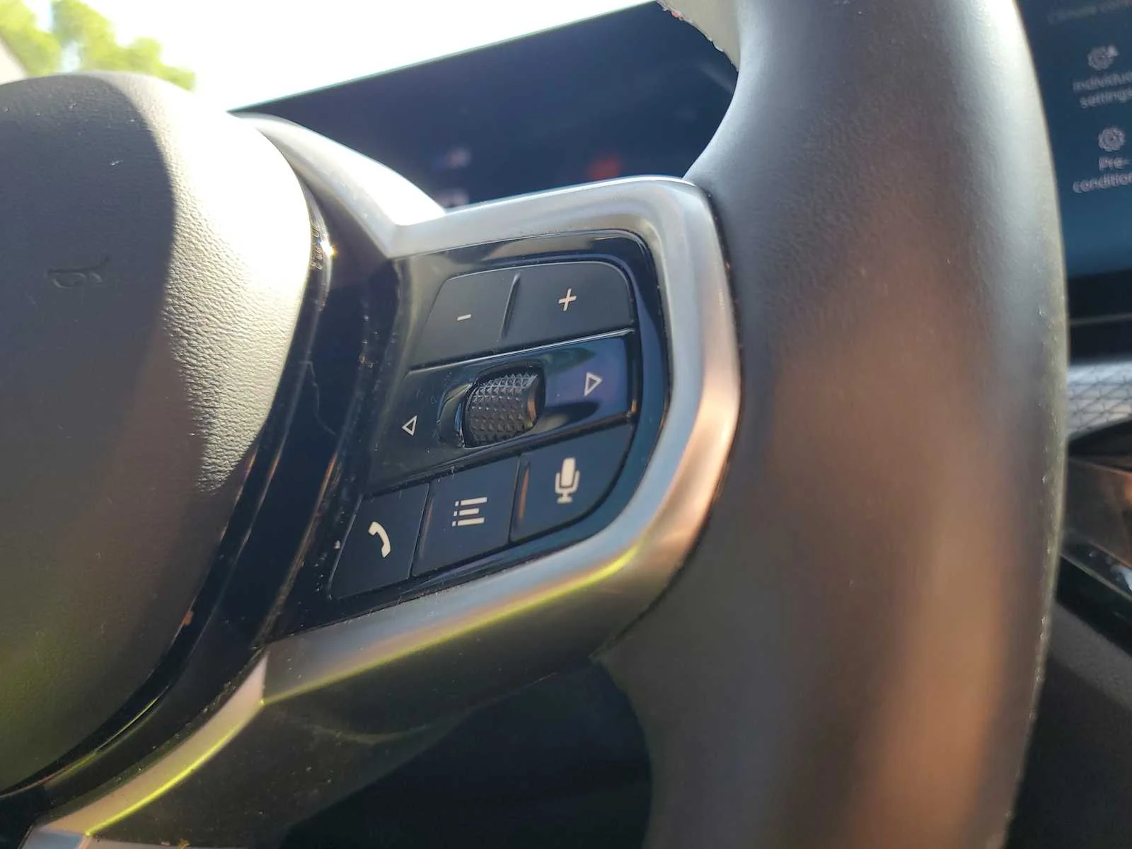Used 2025 White BMW M50 image 25