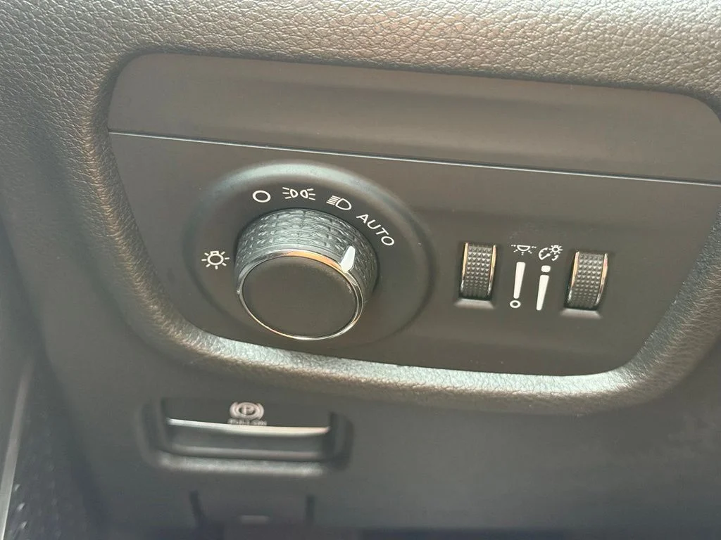 Used 2021 Black Jeep Altitude image 19