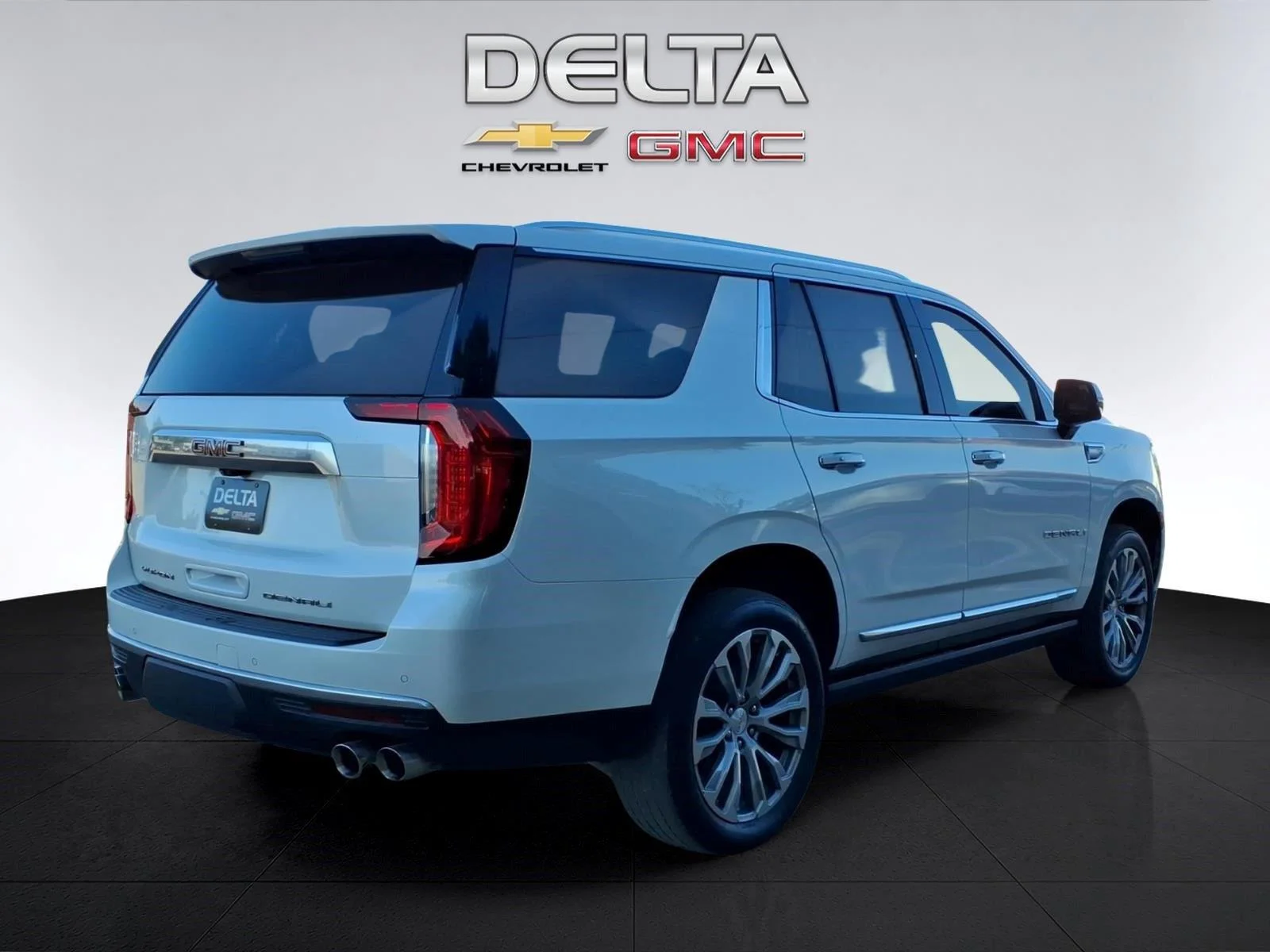Used 2021 WHITE FROST TRICOAT GMC Denali image 5