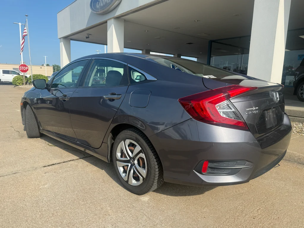 Used 2016  Honda LX image 7