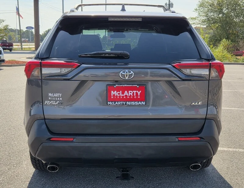 Used 2021 Magnetic Gray Metallic TOYOTA XLE FWD image 7