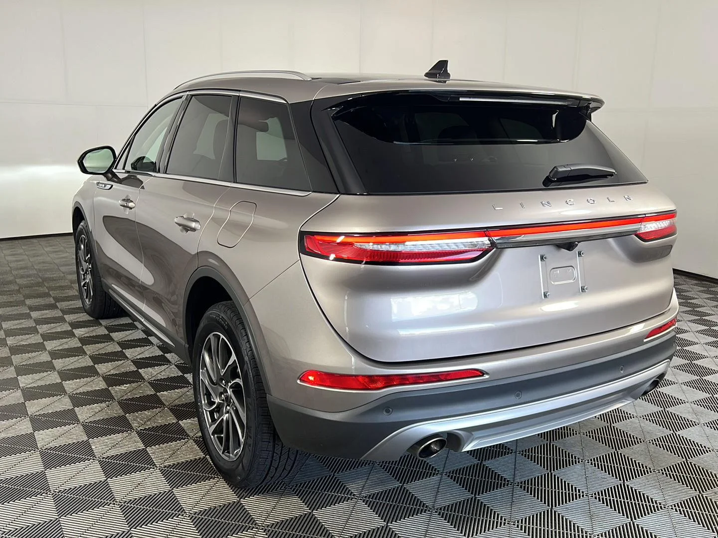 Used 2021 Iced Mocha Lincoln Standard image 9