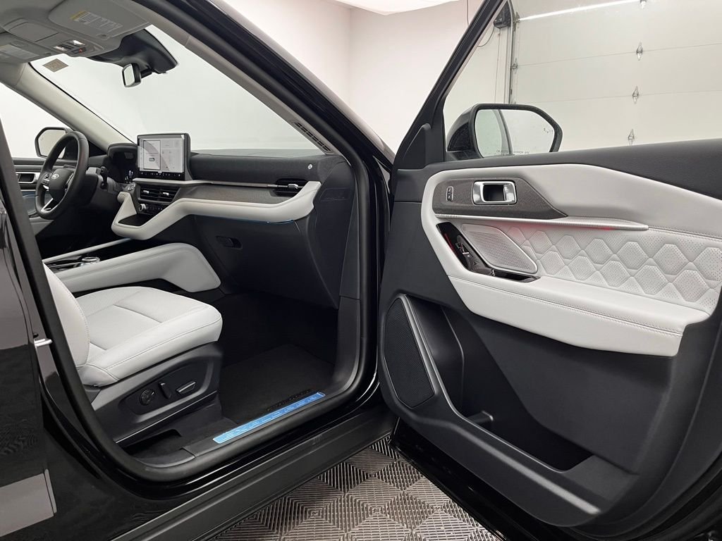 New 2026 Black Ford Platinum image 34