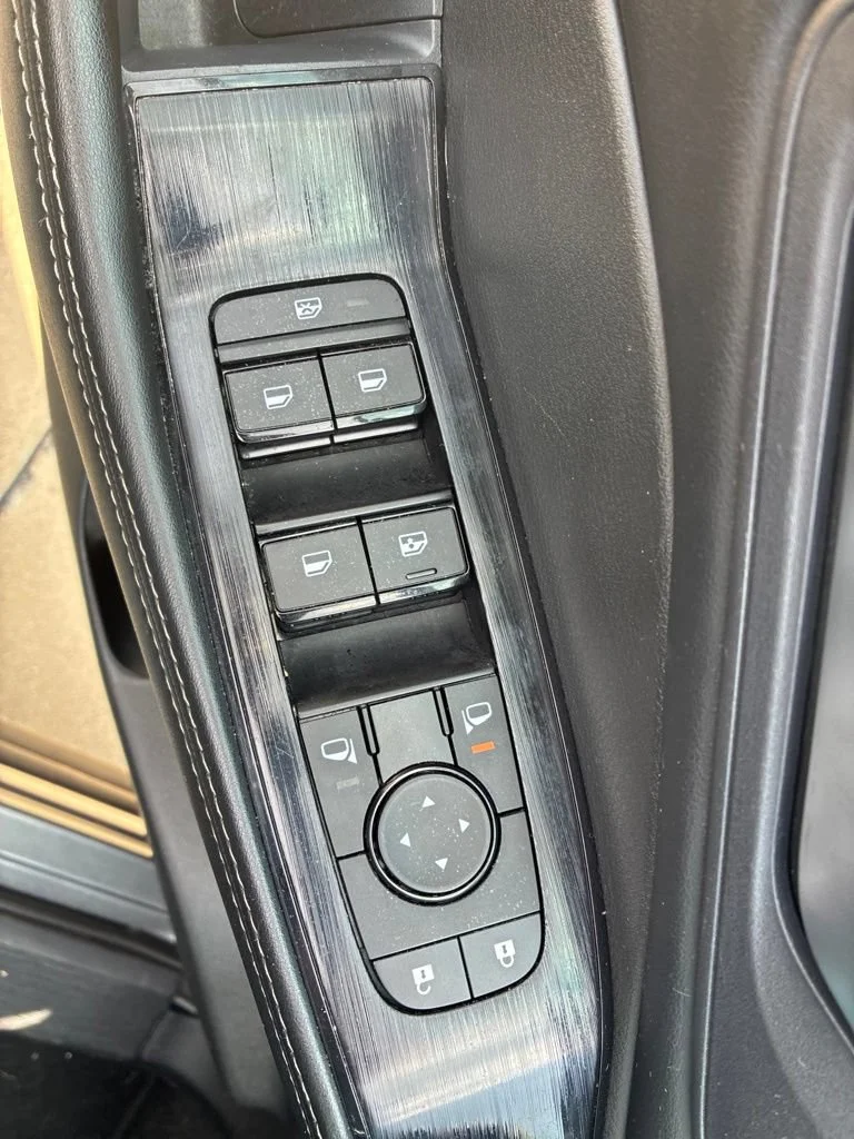 Used 2024  Nissan SV image 8