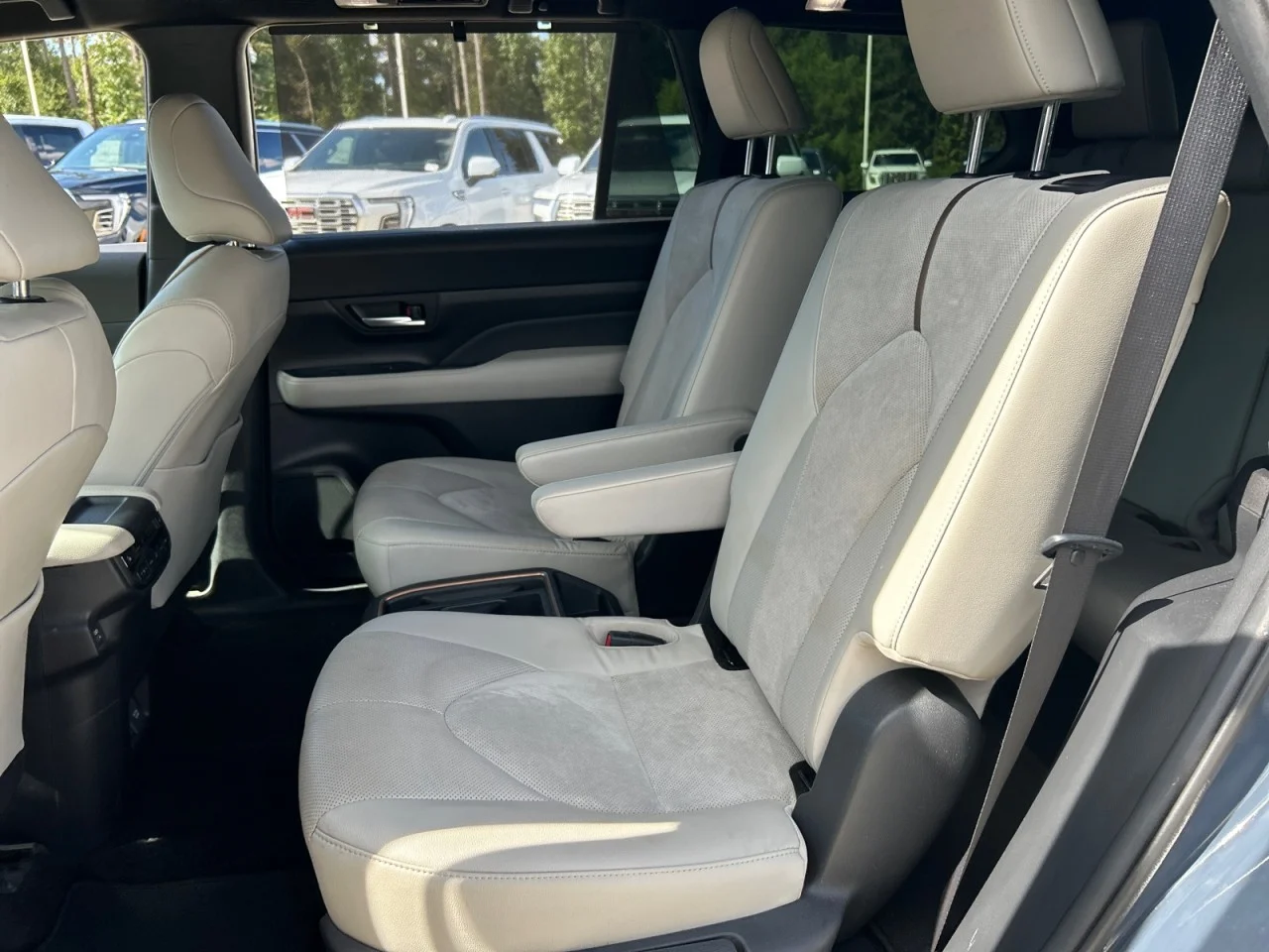 Used 2024  Toyota Hybrid MAX Limited image 19