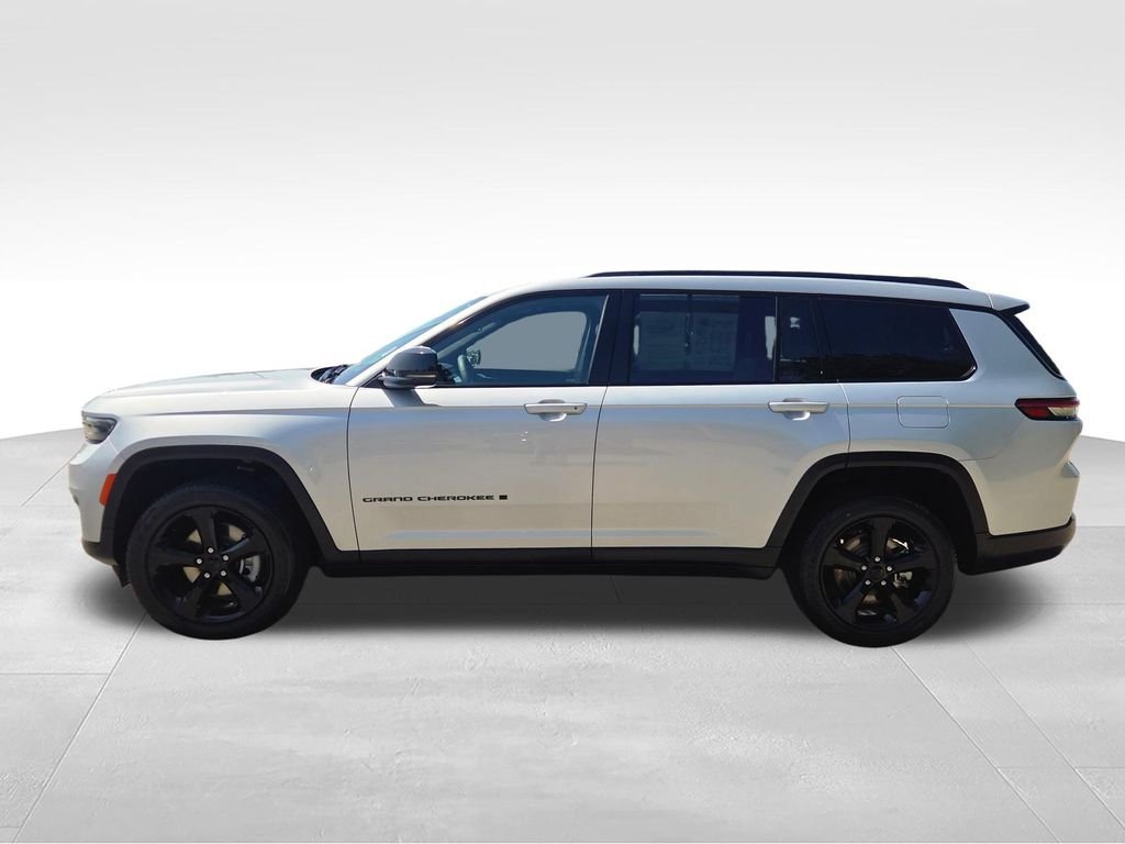 Used 2023 Silver Jeep Altitude image 4