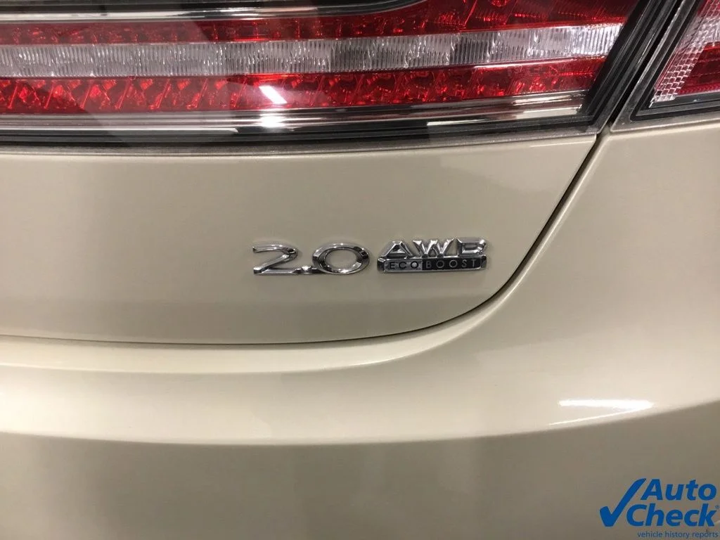 Used 2015 Silver Lincoln Base image 16