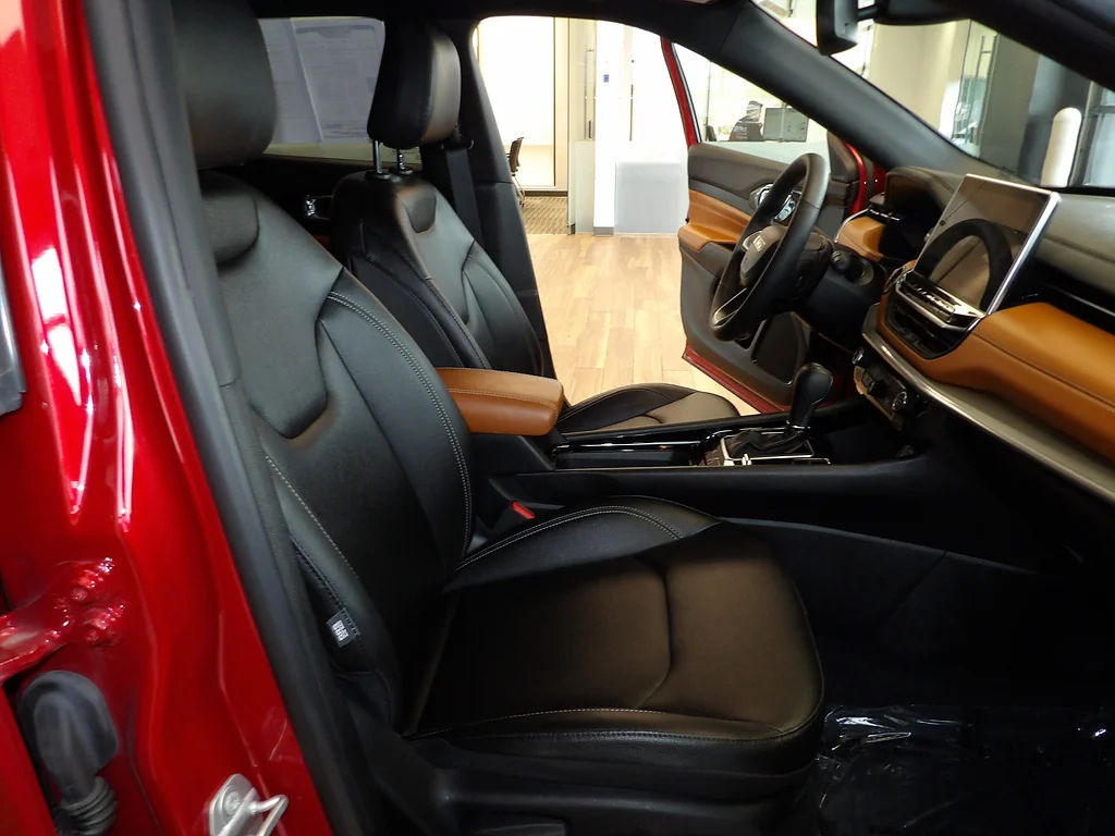 Used 2025 Red Hot Pearl Coat Jeep Limited image 14