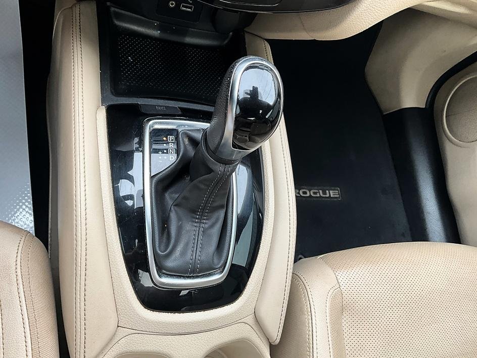 Used 2018 Green Nissan SL image 23