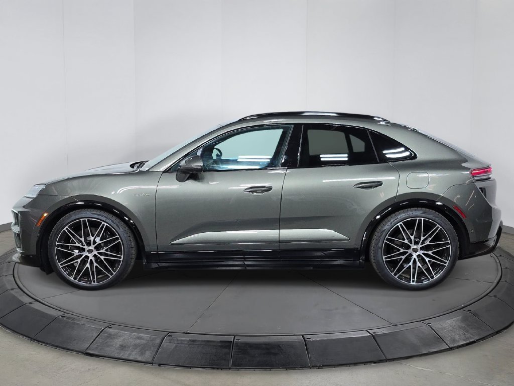 New 2026 Aventurine Green Metallic Porsche Turbo image 2