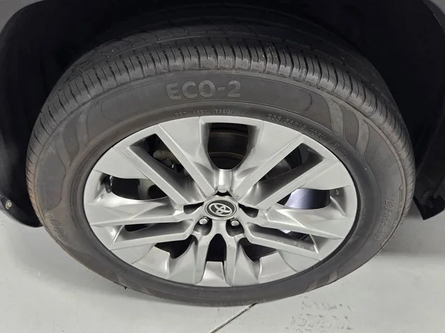 Used 2021 Silver Toyota XLE Premium image 18