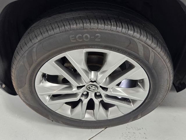 Used 2021 Silver Toyota XLE Premium image 18