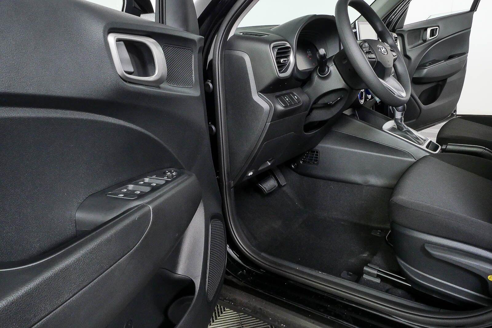 New 2026 Onyx Black Hyundai SE image 7