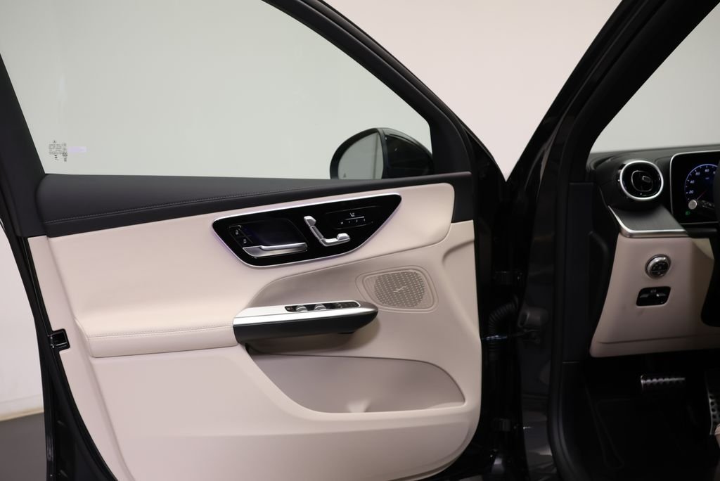 Used 2027  Mercedes-Benz GLC 300 image 30