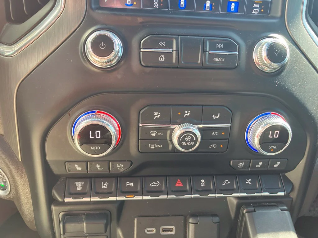 Used 2022 White GMC Denali image 16