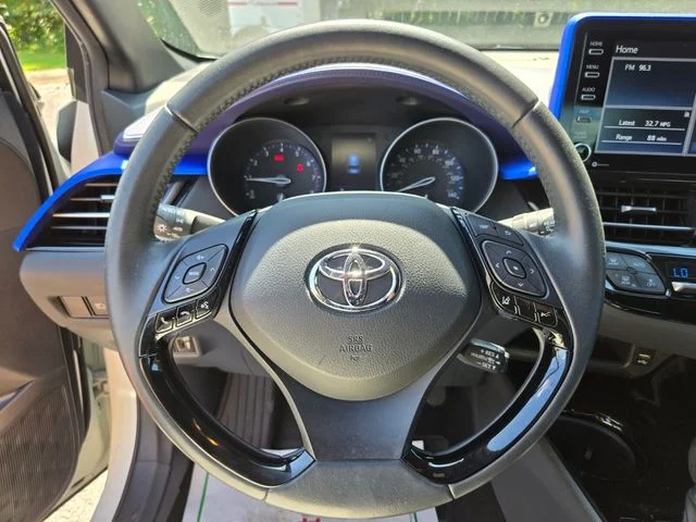 Used 2020 White Toyota XLE image 30