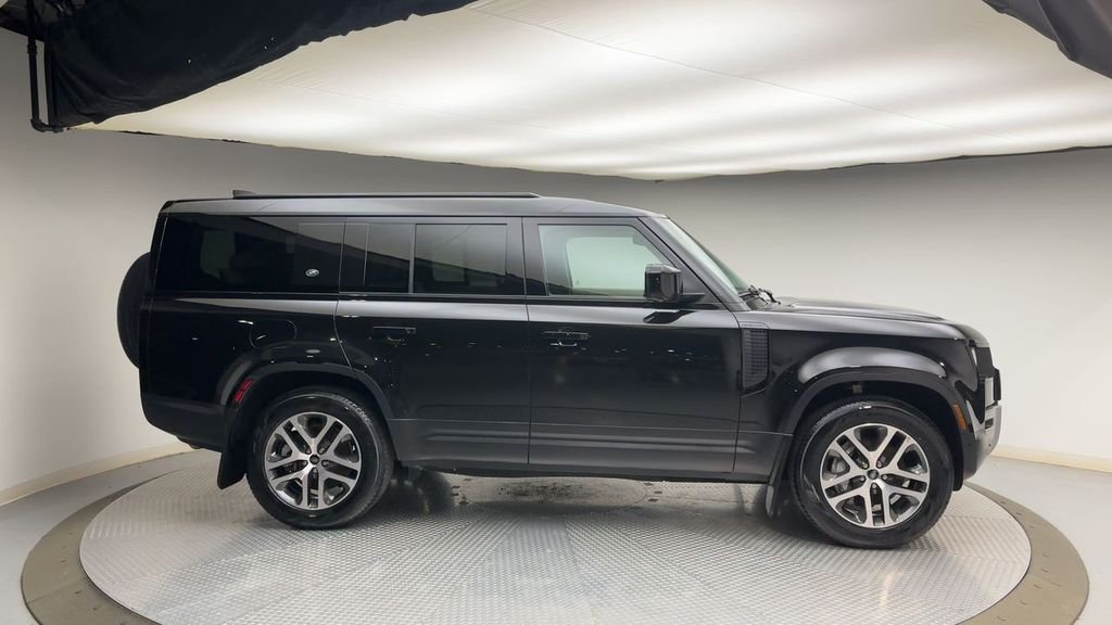 Used 2024 Santorini Black Metallic Land Rover S image 9