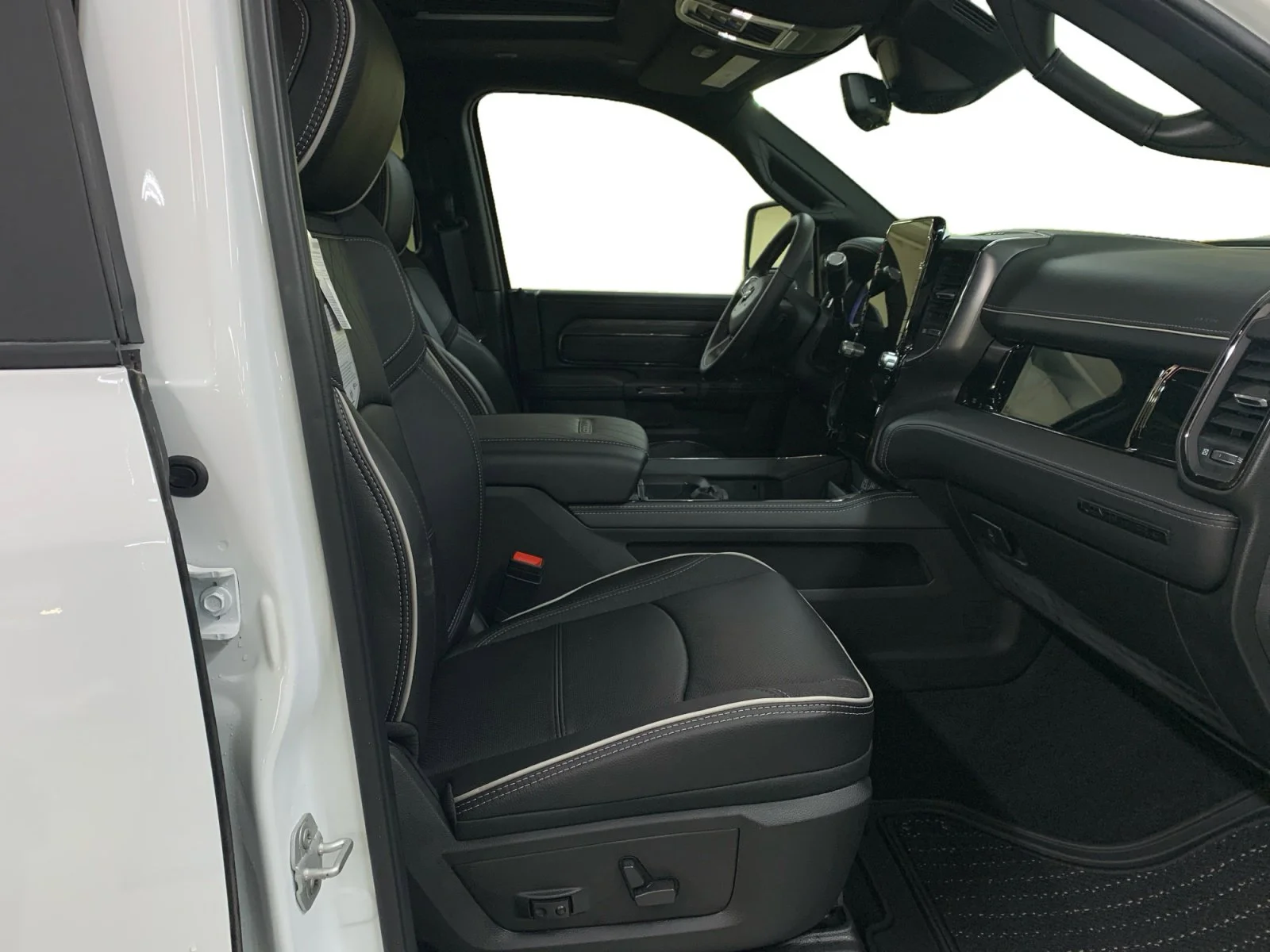New 2026 Bright White Ram Limited image 17