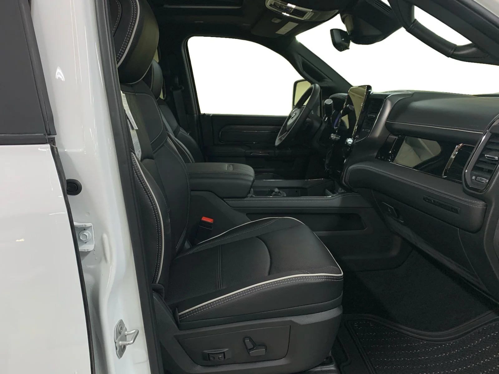 New 2026 Bright White Ram Limited image 17